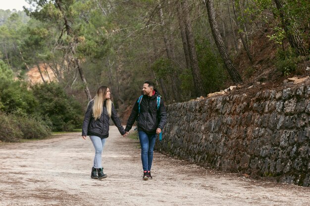 Pareja con mochila explorando la naturaleza