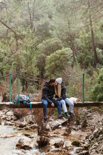 Pareja, con, mochila, sentado, en, puente