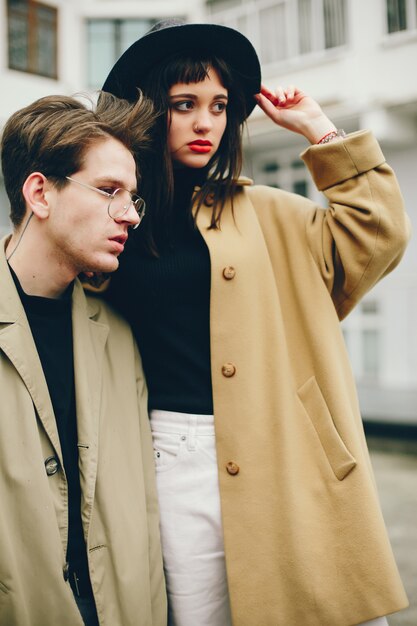 Una pareja de moda en una ciudad sombría