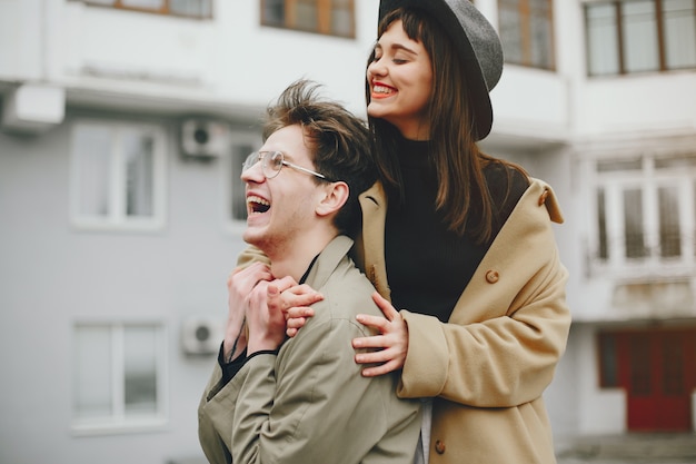 Una pareja de moda en una ciudad sombría