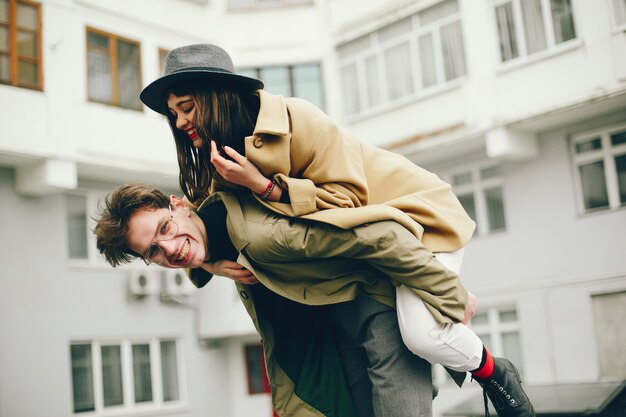 Una pareja de moda en una ciudad sombría