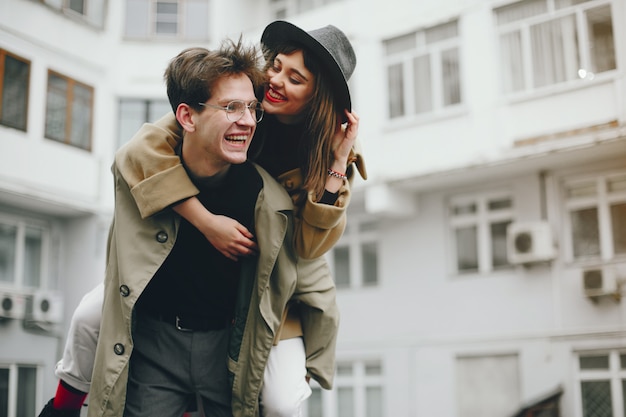 Una pareja de moda en una ciudad sombría