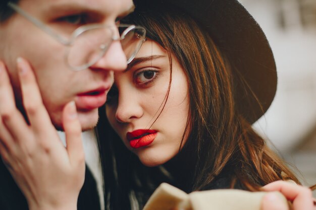 Una pareja de moda en una ciudad sombría