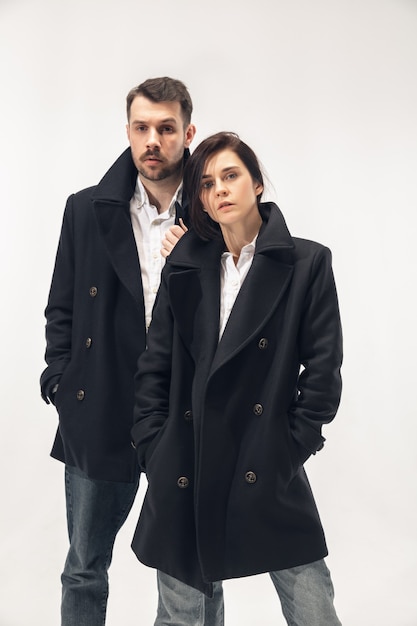 Pareja de moda de moda aislada sobre fondo blanco de estudio.