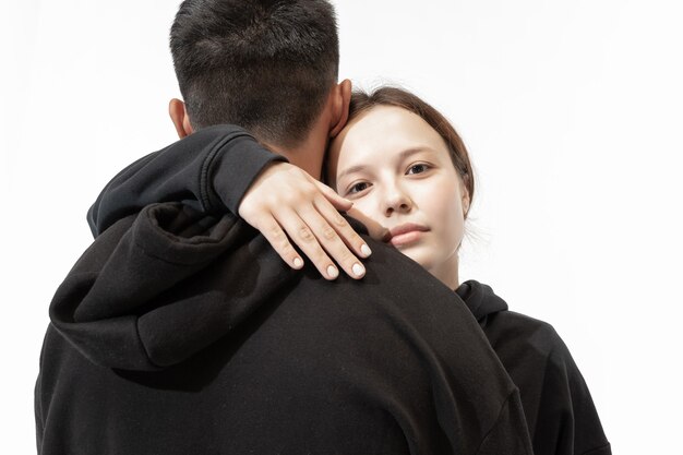 Pareja de moda de moda aislado sobre fondo blanco de estudio