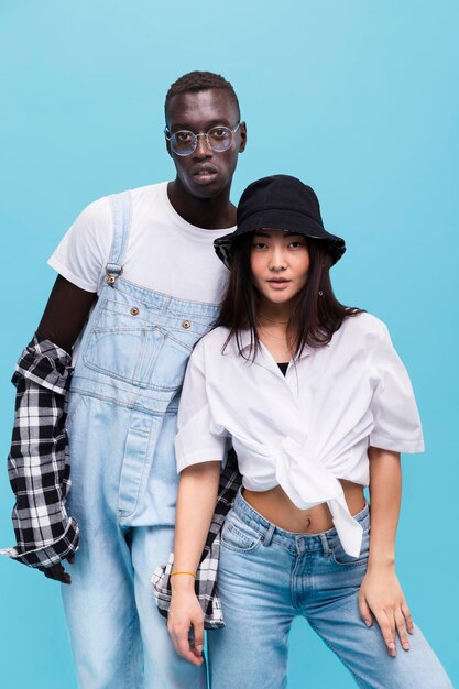 Pareja de moda posando en el estudio