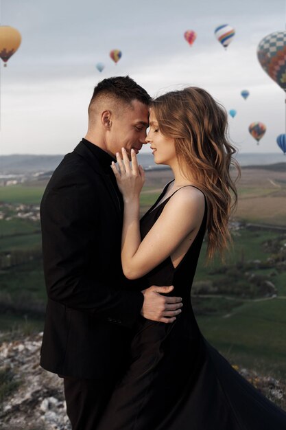 pareja de moda en traje y vestido negro