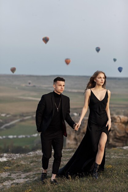 pareja de moda en traje y vestido negro