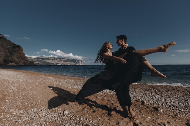 pareja de moda con vestido negro y traje al aire libre