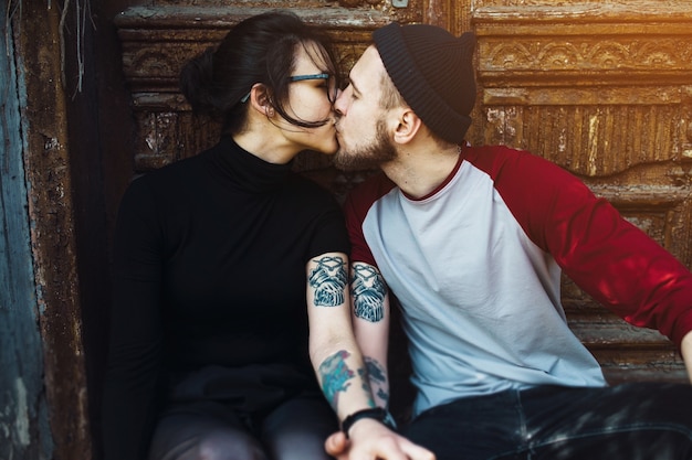 Foto gratuita pareja moderna besándose