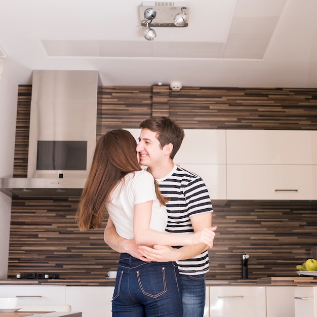 Foto gratuita pareja moderna en cocina