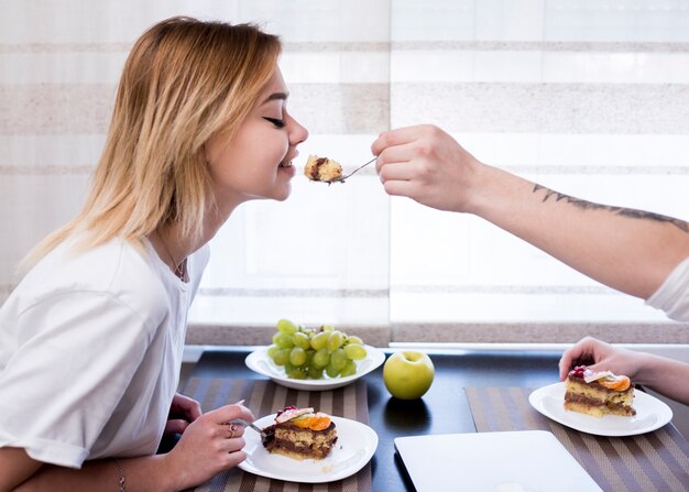 Foto gratuita pareja moderna en cocina