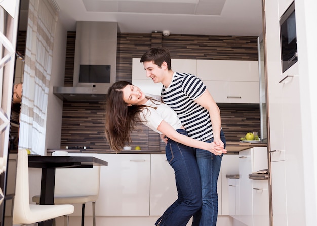 Pareja moderna en cocina