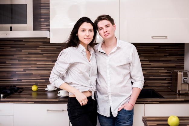 Foto gratuita pareja moderna en cocina