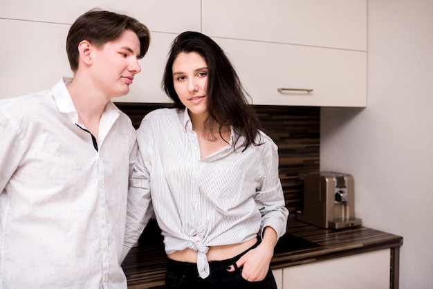 Foto gratuita pareja moderna en cocina