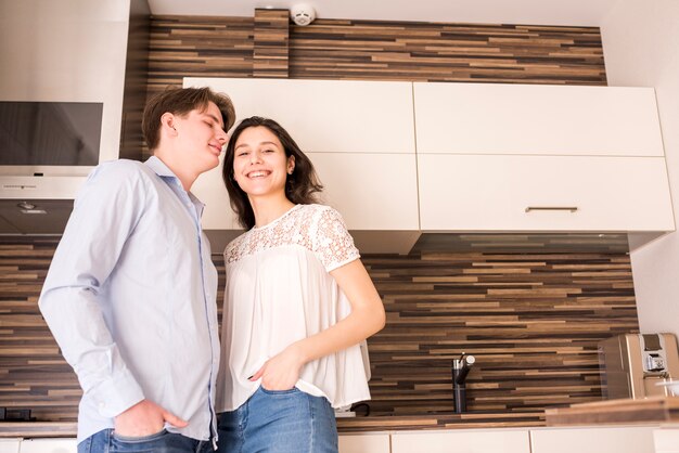 Pareja moderna en cocina