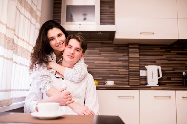 Pareja moderna en cocina