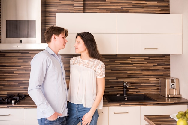 Foto gratuita pareja moderna en cocina