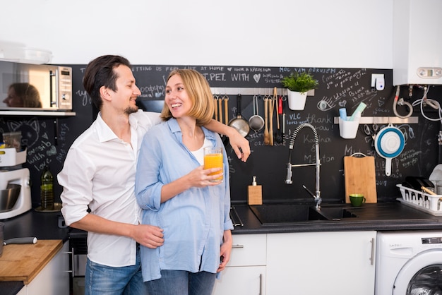 Pareja moderna en cocina