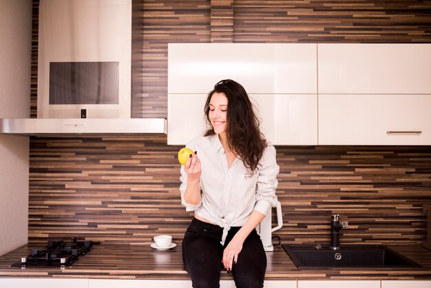 Pareja moderna en cocina