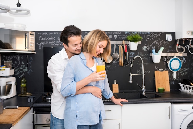 Foto gratuita pareja moderna en cocina