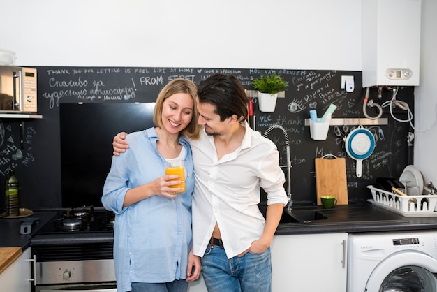 Foto gratuita pareja moderna en cocina