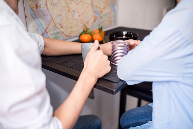 Foto gratuita pareja moderna en cocina