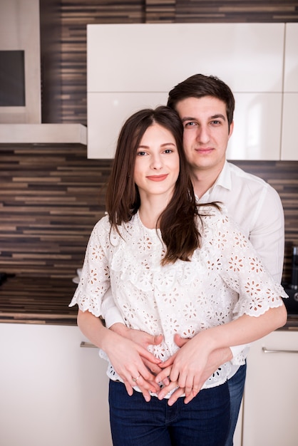 Foto gratuita pareja moderna en cocina