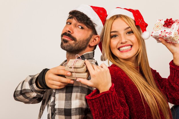 Foto gratuita pareja moderna con regalos