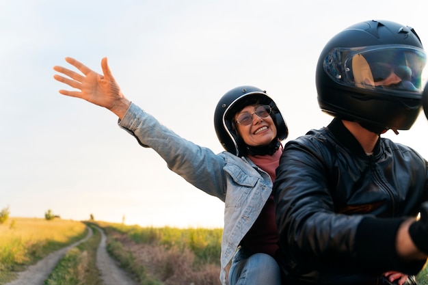 Foto gratuita pareja montando una moto por un hermoso paisaje