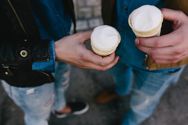 Pareja mostrando un helado