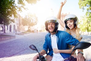 Foto gratuita pareja en moto con cascos