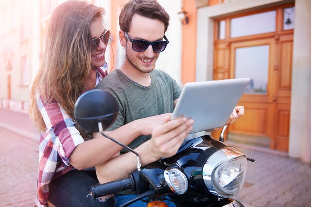 Pareja en moto en la ciudad