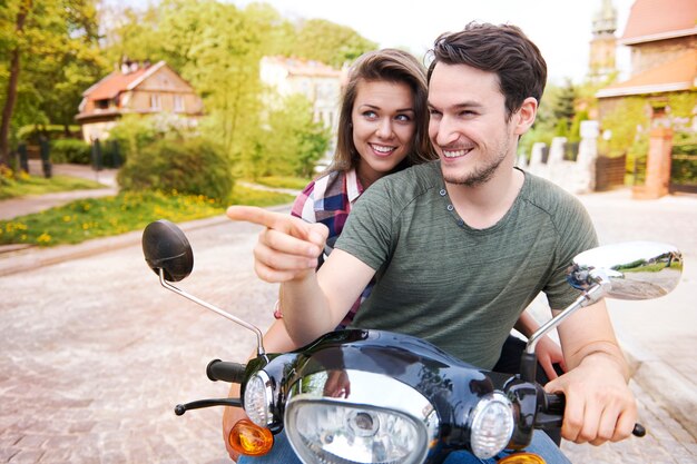 Pareja en motocicleta en la ciudad