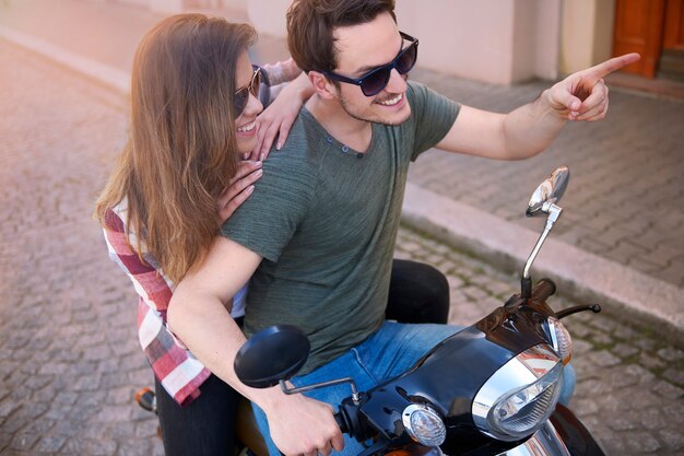 Pareja en motocicleta en la ciudad