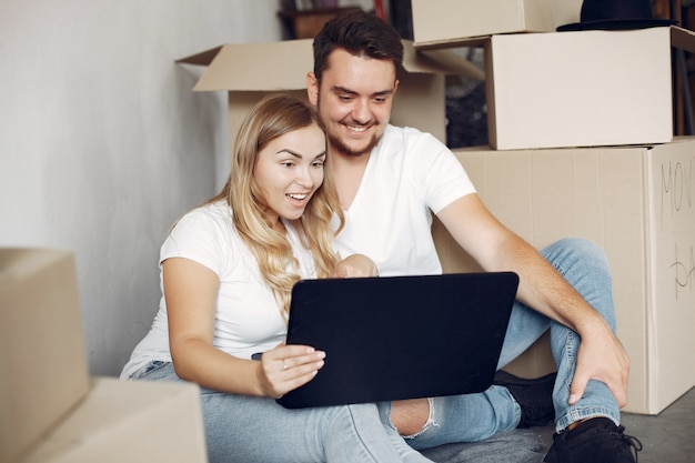 Pareja moviéndose y usando cajas