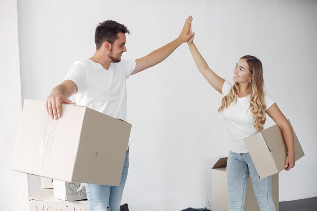 Pareja moviéndose y usando cajas