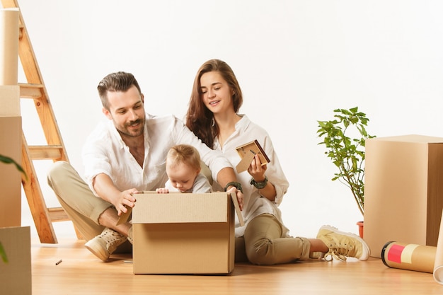 Foto gratuita pareja mudándose a una nueva casa: las personas casadas felices compran un nuevo departamento para comenzar una nueva vida juntos