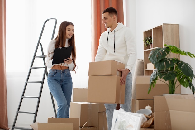 Pareja mudándose a su nueva casa