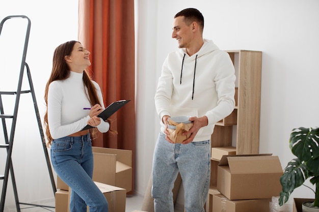 Pareja mudándose a su nueva casa