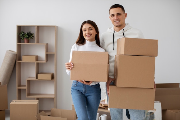 Pareja mudándose a su nueva casa