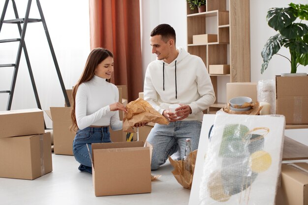 Pareja mudándose a su nueva casa