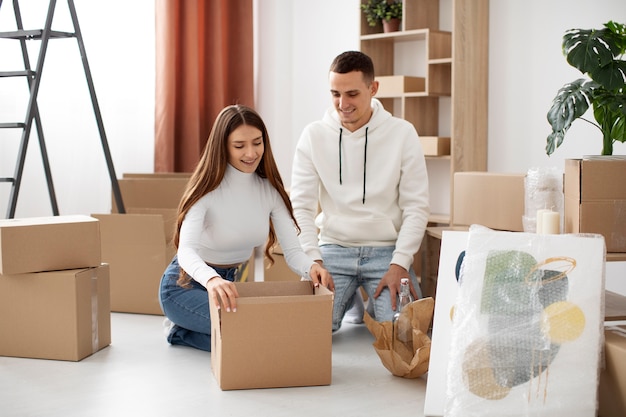 Pareja mudándose a su nueva casa