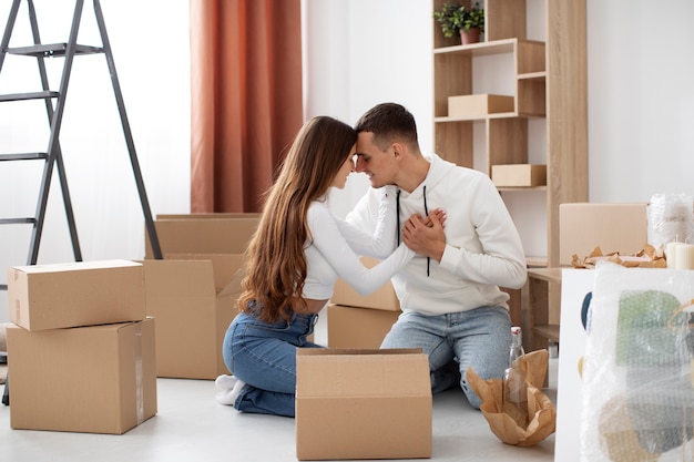 Pareja mudándose a su nueva casa