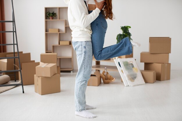 Pareja mudándose a su nueva casa