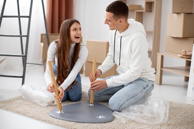 Foto gratuita pareja mudándose a su nueva casa