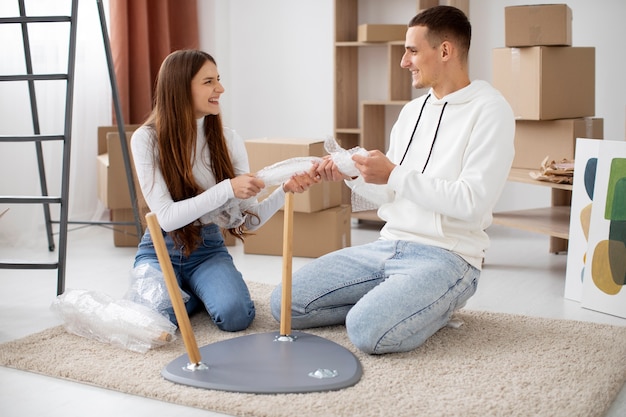 Pareja mudándose a su nueva casa