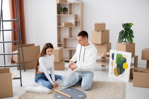 Pareja mudándose a su nueva casa