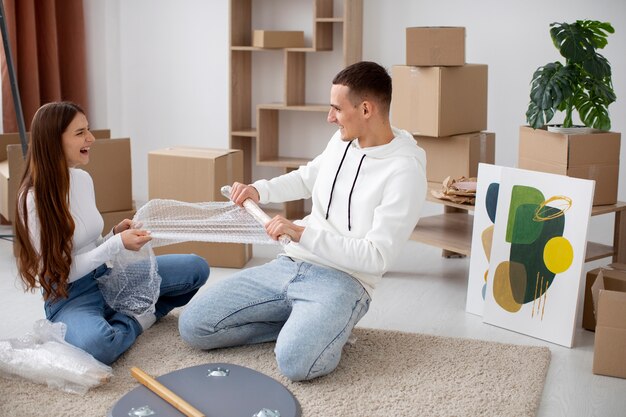 Pareja mudándose a su nueva casa