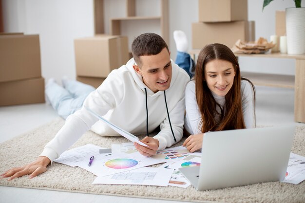 Pareja mudándose a su nueva casa